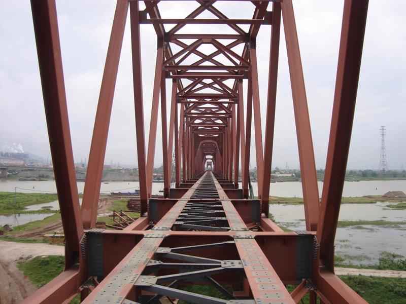Cầu Phả Lại nằm trên tuyến đường sắt Yên Viên - Phả Lại - Hạ Long - Cái Lân