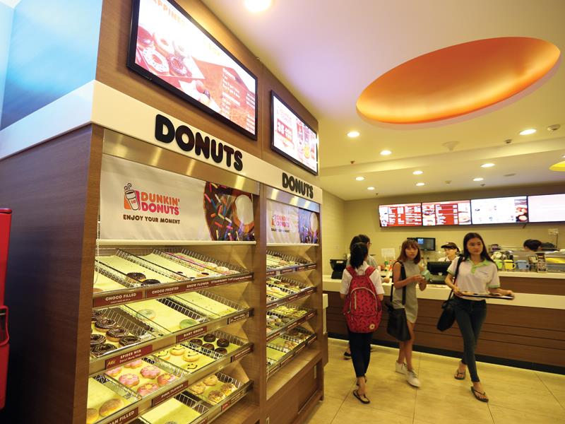 Dunkin’ Donuts đã đưa Café sữa đá và bánh mì vào thực đơn phiên bản đặc biệt tại Việt Nam 	ảnh: đức thanh