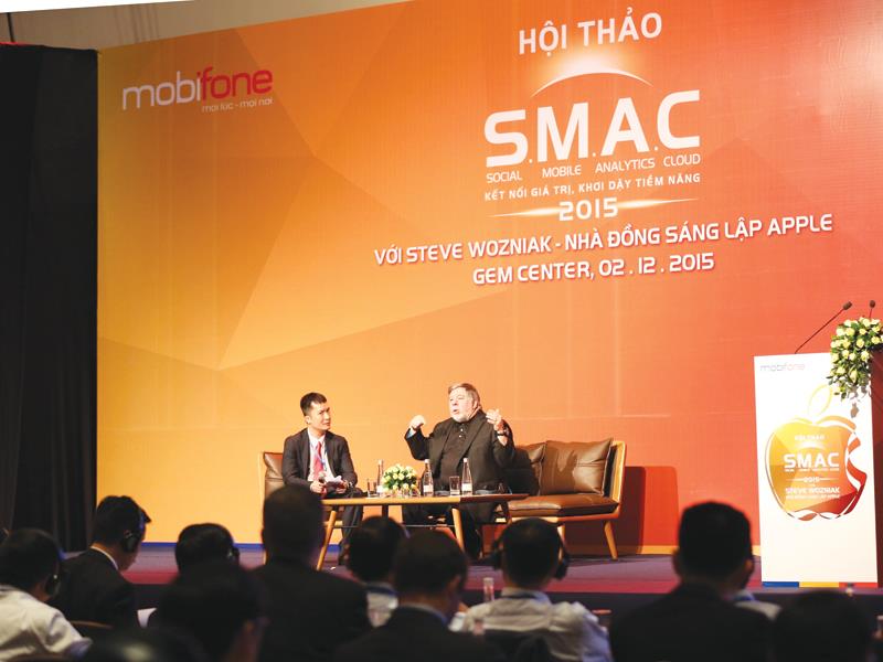 Ông Steve Wozniak, đồng sáng lập Apple, chia sẻ tại Hội thảo SMAC 2015 về kinh nghiệm áp dụng công nghệ thông tin mới. Ảnh: Lê Toàn