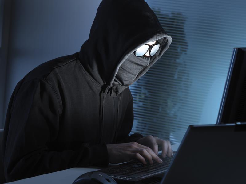 Máy tính, điện thoại thông minh, máy tính bảng... đều có thể trở thành vũ khí của tội phạm mạng