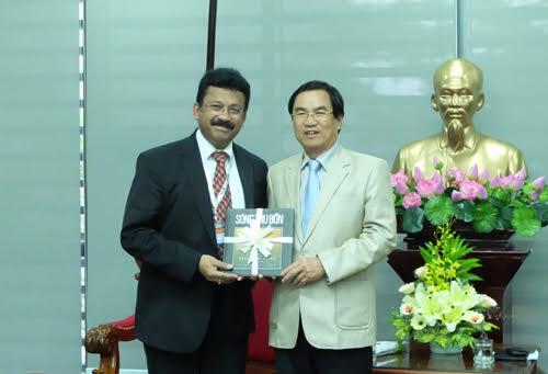 Phó Chủ tịch UBND thành phố Phùng Tấn Viết tặng quà lưu niệm cho ông Ranjan K. Bose