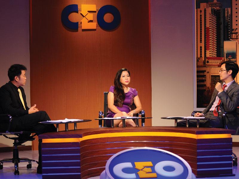 Bà Lê Thị Bích Trâm, Giám đốc Công ty TNHH Cao su Đông Nam Á (ngồi giữa) trong vai trò CEO thử sức giải bài toán này