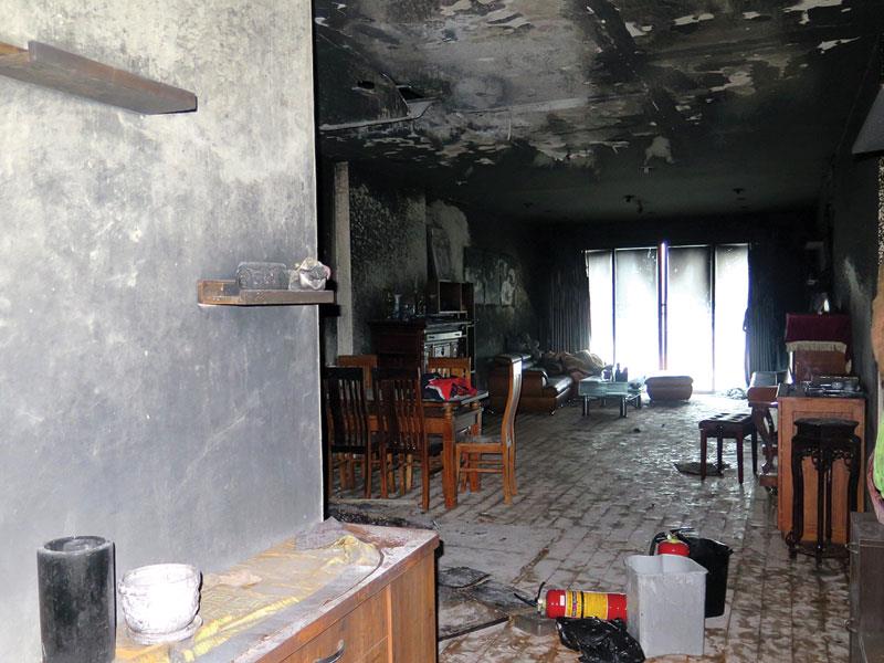 Mọi thứ bên trong căn hộ 1805 khói vẫn ám khói đen từ vụ hỏa hoạn. Ảnh: Quang Hưng