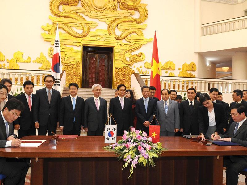 Thủ tướng Chính phủ Nguyễn Tấn Dũng chứng kiến Lễ ký chính thức Hiệp định Thương mại tự do Việt Nam – Hàn Quốc (VKFTA) ngày 5/5/2015 tại Hà Nội.