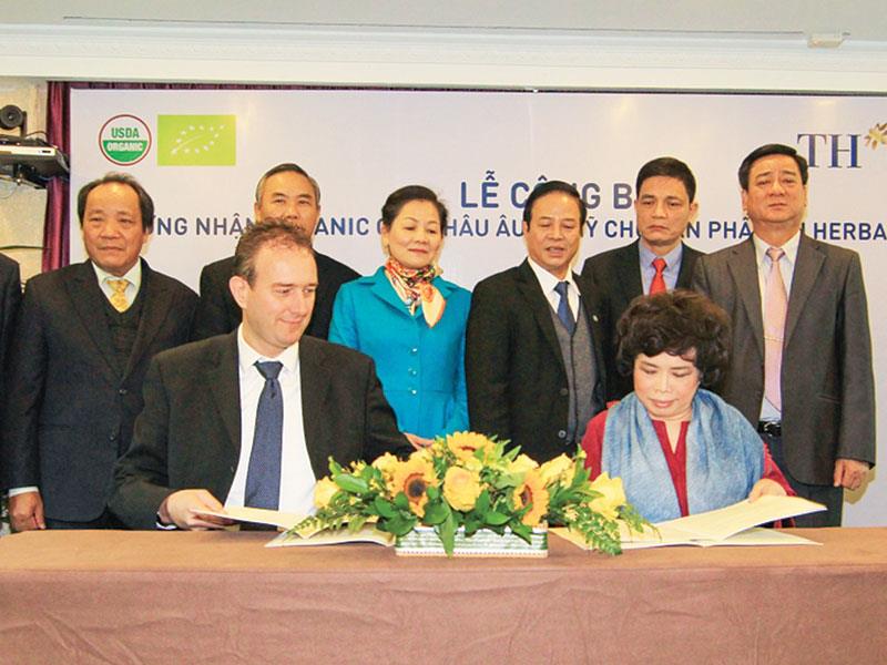 Bà Thái Hương, Chủ tịch Tập đoàn TH ký kết thực hiện tiêu chuẩn hữu cơ châu Âu (EC 834/2007) và Mỹ (USDA-NOP) cho sản phẩm sữa tươi TH true MILK với ông Riekele Leonard De Boer, Giám đốc điều hành Công ty Control Union Vietnam