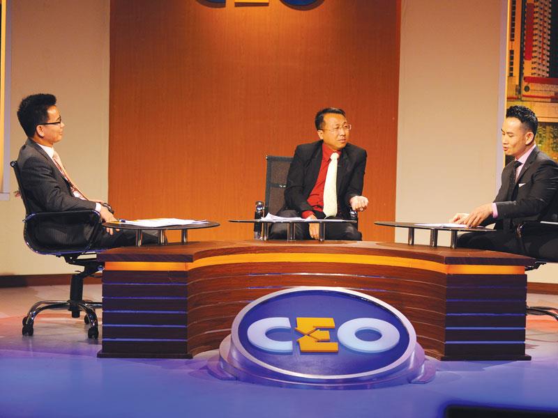 Ông Đinh Xuân Hồng, Giám đốc Công ty Luật TNHH Luật sư Riêng (ngồi giữa) và 2 chuyên gia mổ xẻ vấn đề này