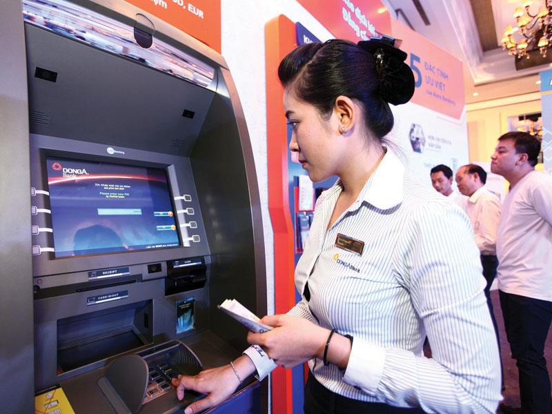 DongA Bank đã đưa vào sử dụng 250 máy ATM thế hệ mới với nhiều tính năng ưu việt 	ảnh: lê toàn