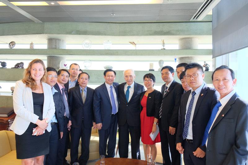 GS-TS. Vương Đình Huệ đến chào xã giao nguyên Tổng thống Israel Shimon Peres nhân chuyến làm việc tại Israel tháng 6/2015