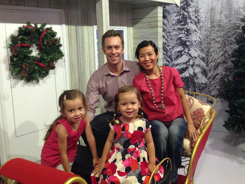 Chad Ovel hạnh phúc bên vợ và hai cô con gái xinh xắn