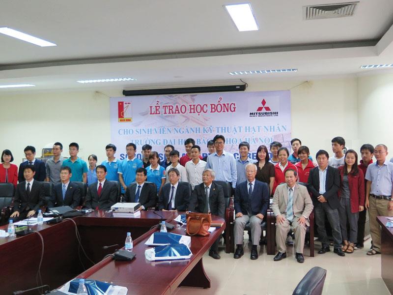 Tham tán Đại sứ quán Nhật Bản tại Việt Nam, Ban lãnh đạo Công ty Công nghiệp nặng Mitsubishi và Ban giám hiệu cùng các sinh viên Trường đại học Bách Khoa Hà Nội
