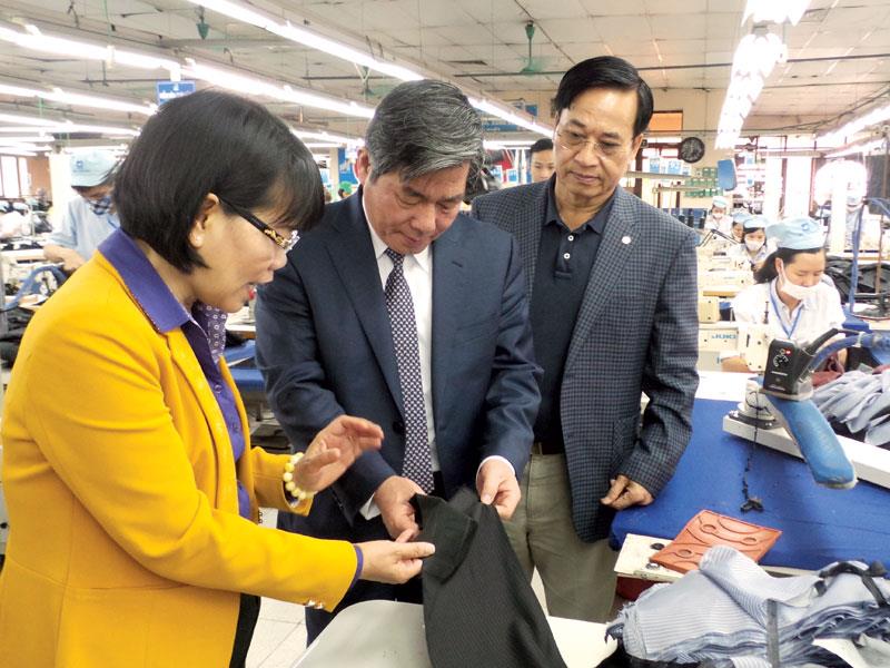 Bộ trưởng Bùi Quang Vinh thăm phân xưởng sản xuất veston của May 10.