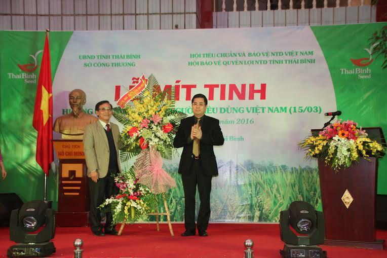 Phó Chủ tịch UBND tỉnh Thái Bình Nguyễn Hoàng Giang tặng hoa chúc mừng Hội Bảo vệ quyền lợi người tiêu dùng Thái Bình