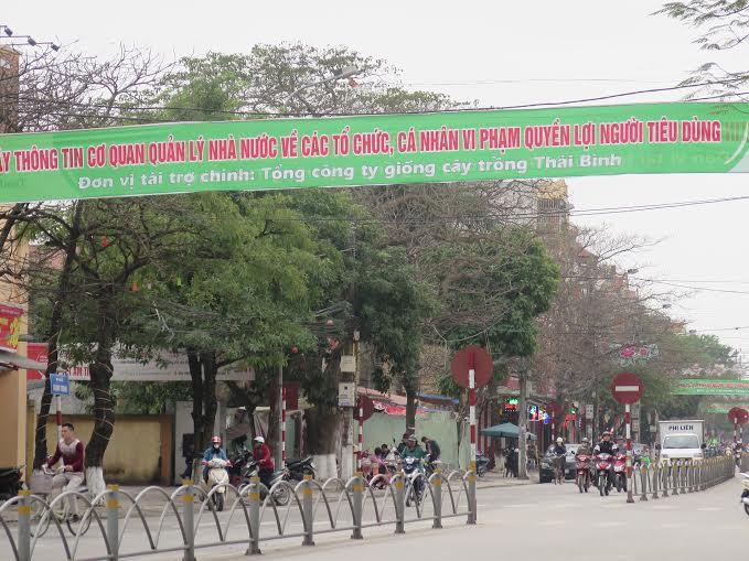 Tuyên truyền ngày Quyền người tiêu dùng bằng băng rôn trên trục phố chính tại Thái Bình.