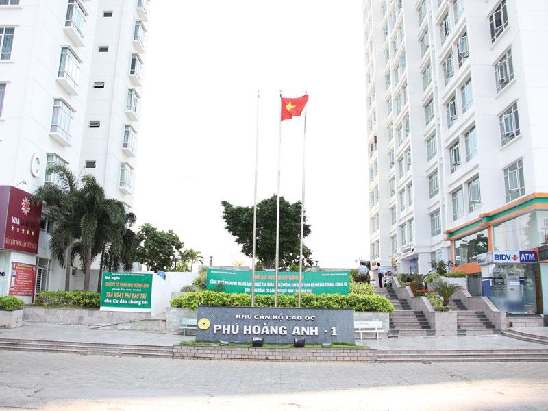 Người dân chung cư Phú Hoàng Anh treo băng-rôn yêu cầu chủ đầu tư giao toàn bộ tiền bảo trì còn lại cho Ban Quản trị 