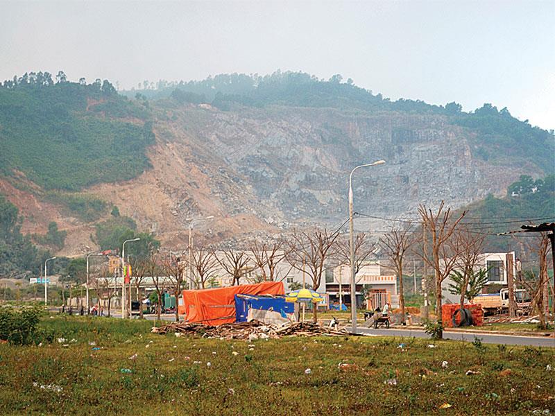 Người dân tại Khu đô thị Phước Lý nơm nớp lo sợ khi các mỏ đá trên núi Phước Tường vẫn đang khai thác