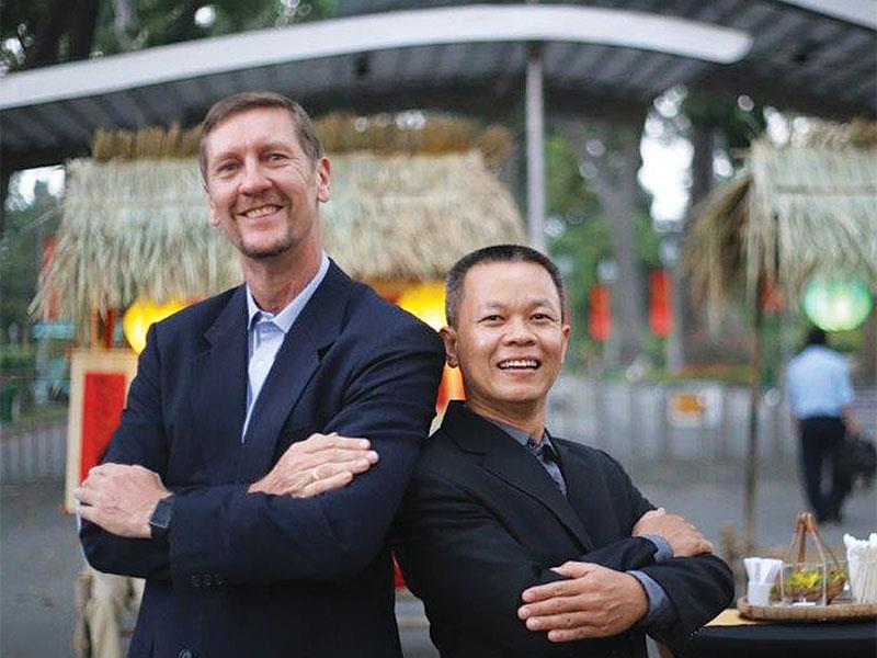 CEO Stephen Kerslake (trái) và CEO Trần Đăng Đàn của Công ty The Caterers