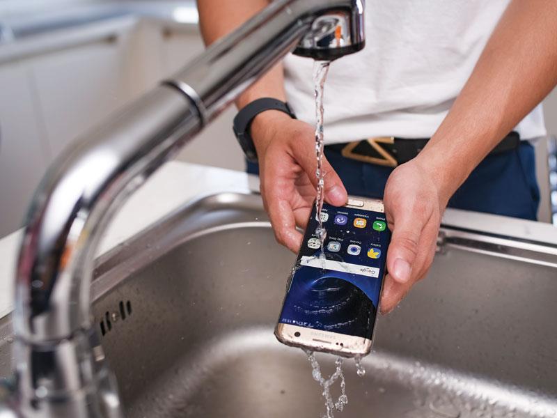 Galaxy S7 và Galaxy S7 edge vẫn chạy tốt khi ngâm mình dưới nước trong một thời gian dài.