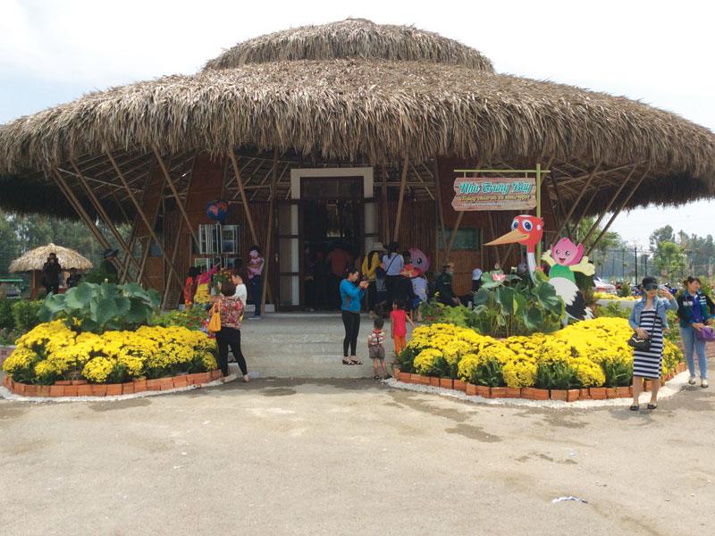 Nhà trưng bày Vườn quốc gia Tràm Chim (Đồng Tháp) thu hút rất đông du khách.