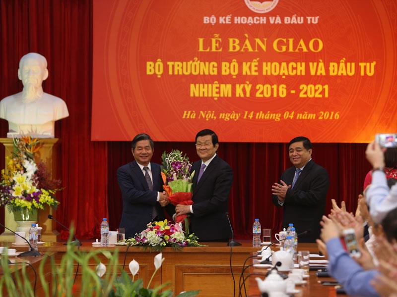 Nguyên Chủ tịch nước Trương Tấn Sang tặng hoa nguyên Bộ trưởng Bùi Quang Vinh