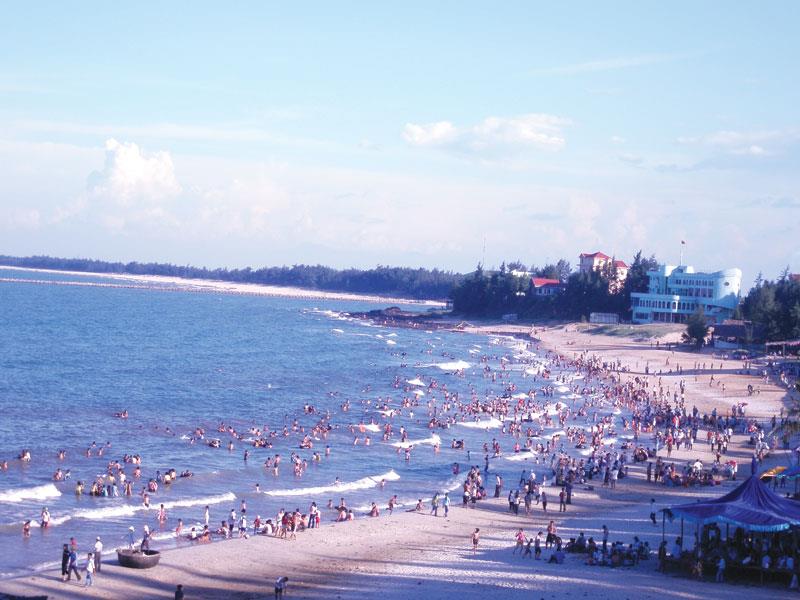 Bãi biển Cửa Tùng - một cảnh đẹp của Quảng Trị , đang được tỉnh kêu gọi đầu tư phát triển du lịch nghỉ dưỡng biển