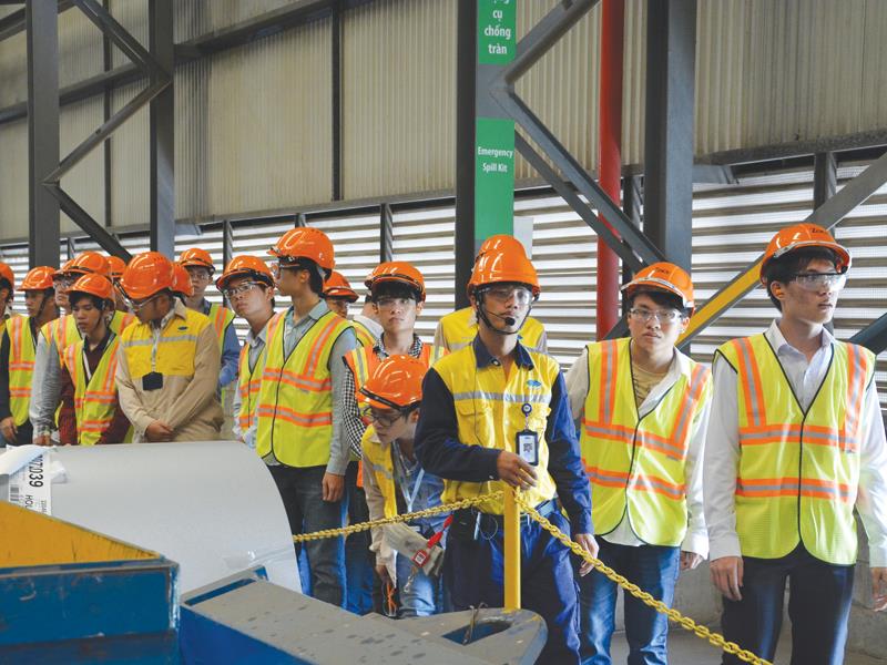 NS BlueScope thường xuyên tổ chức các chuyến tham quan nhà máy, huấn luyện an toàn cho sinh viên đại học chuyên ngành xây dựng.