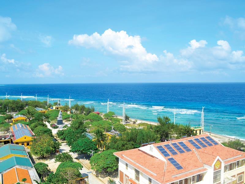 Sử dụng năng lượng mặt trời để lọc nước biển trên đảo Song Tử Tây.