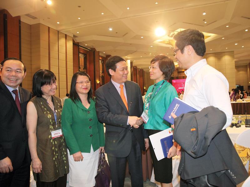 Phó thủ tướng Vương Đình Huệ và các doanh nhân tại Diễn đàn kinh tế tư nhân Việt Nam 2016. Ảnh: Chí Cường