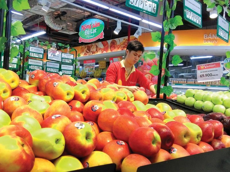 doanh nghiệp bán lẻ Việt Nam đang phải cạnh tranh gay gắt với các nhà bán lẻ nước ngoài. Ảnh: Chí Cường
