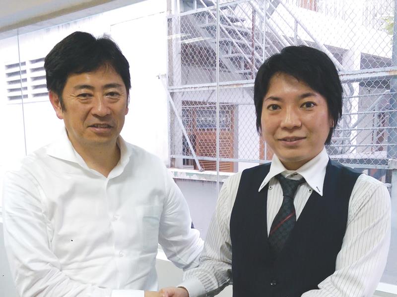 Kakazu Shogo (bên phải) giao kết với đối tác tại Nhật Bản. Ảnh: Gia Huy