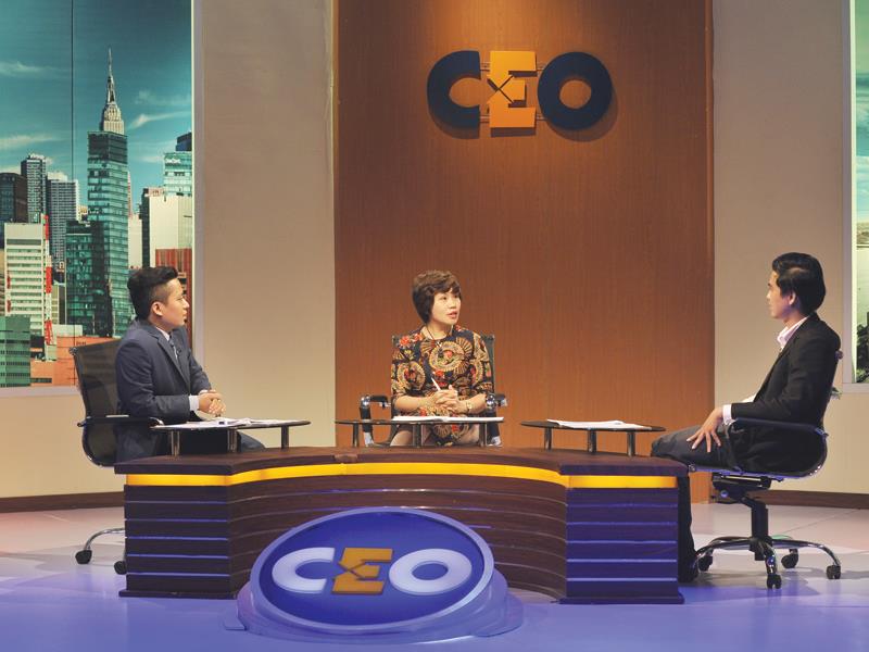 Bà Bùi Thu Huyền, Chủ tịch HĐQT Công ty cổ phần Đầu tư và Phát triển tài năng Việt (ngồi giữa) trong vai trò CEO của tình huống này.