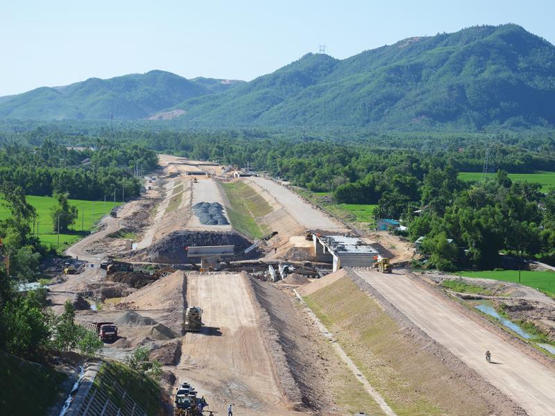Đường cao tốc Đà Nẵng - Quảng Ngãi đang khẩn trương xây dựng.