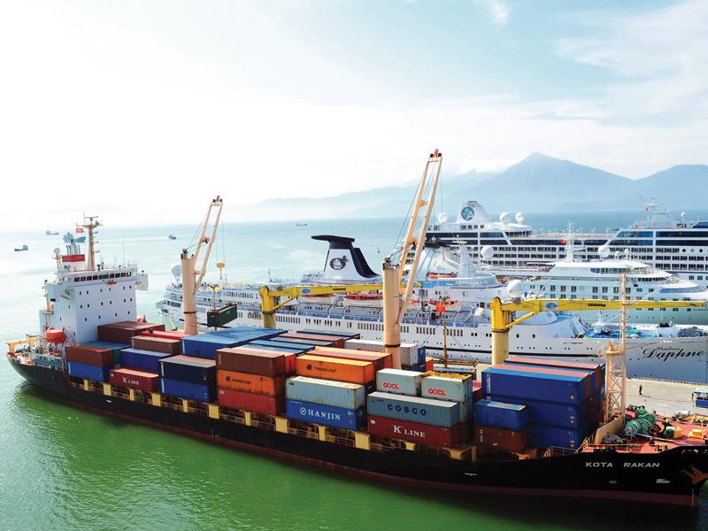 Cảng Quy Nhơn, điểm cuối “con đường tơ lụa”  đưa hàng hóa đi khắp khu vực và quốc tế. Ảnh: Hà Minh