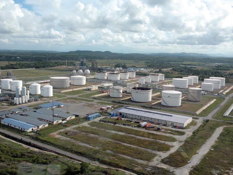 Nhà máy Lọc dầu Dung Quất, điểm nhấn của Khu kinh tế Dung Quất.