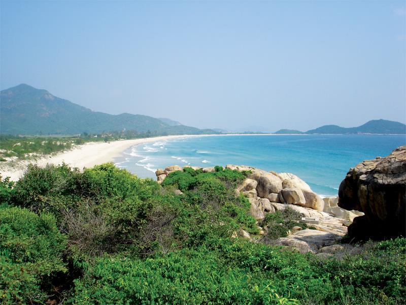 Những bãi biển cát trắng tuyệt đẹp kéo dài đã trở thành điều kiện cần cho Ninh Thuận phát triển mạnh ngành du lịch. Ảnh: EDO