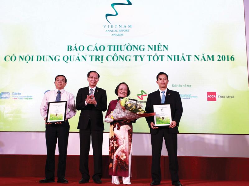 Ông Lê Thanh Liêm, Phó chủ tịch UBND TP.HCM (thứ hai từ trái sang) trao giải báo cáo thường niên có nội dung quản trị tốt nhất