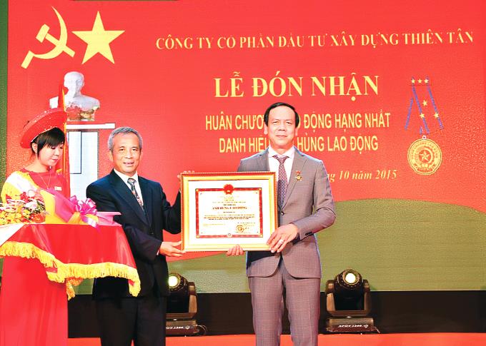 Ông Huỳnh Kim Lập thay mặt lãnh đạo và nhân viên Tập đoàn Thiên Tân đón nhận phần thưởng cao quý Huân chương Lao động hạng Nhất.