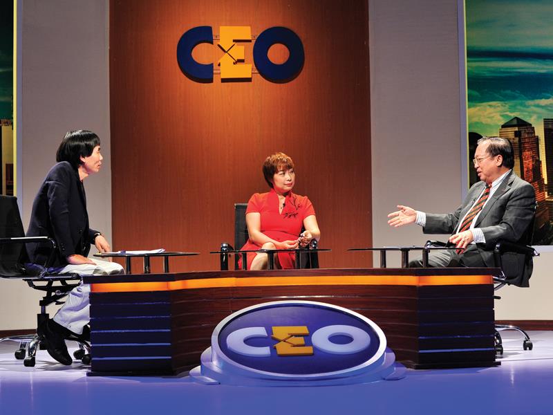 Bà Đỗ Thị Hồng Hạnh, Phó chủ tịch HĐQT, kiêm Tổng giám đốc Công ty cổ phần Bán đấu giá Lạc Việt (ngồi giữa) trong vai trò CEO của tình huống này