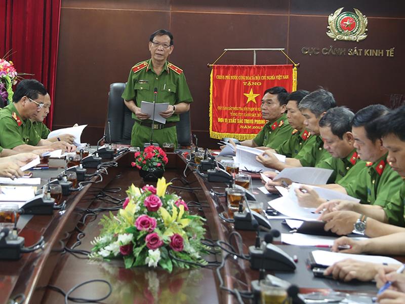 Thiếu tướng Nguyễn Đức Thịnh, Cục trưởng C46 đang chỉ đạo trong cuộc họp của đơn vị.