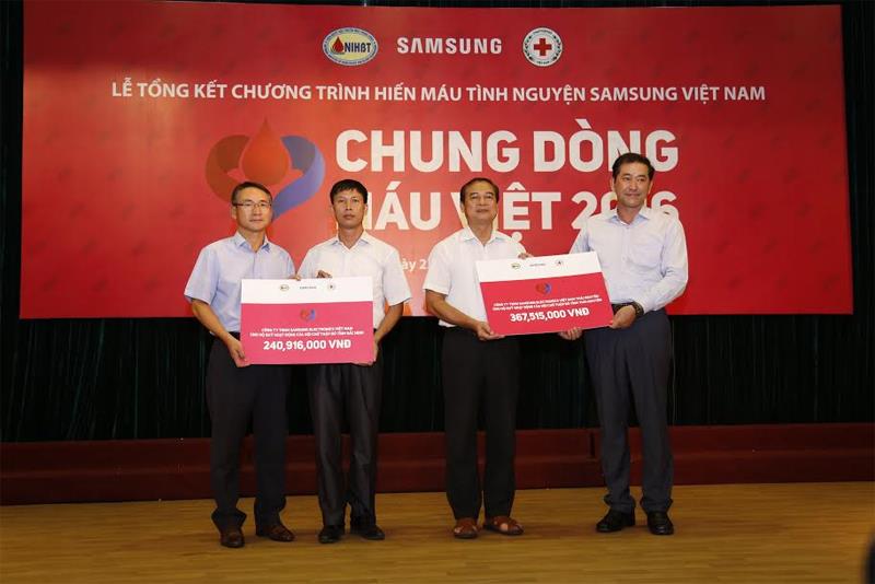 Đại diện Công ty SEV & SEVT trao tặng Quỹ ủng hộ Hội chữ thập đỏ tỉnh Thái Nguyên & Bắc Ninh.