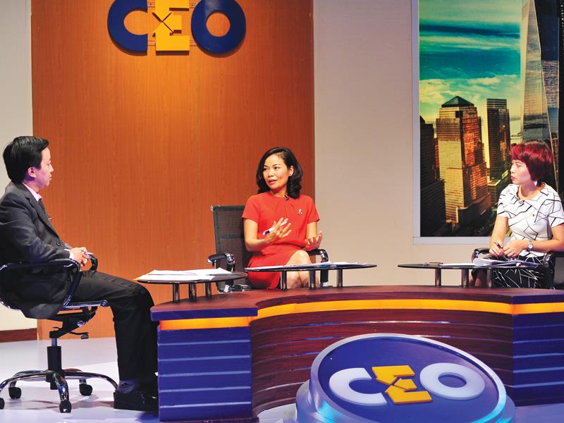 Bà Lê Thị Thảo (ngồi giữa), lãnh đạo phát triển hệ thống phân phối Tập đoàn NuSkin Enterprises đóng vai trò CEO trong Chương trình kỳ này.