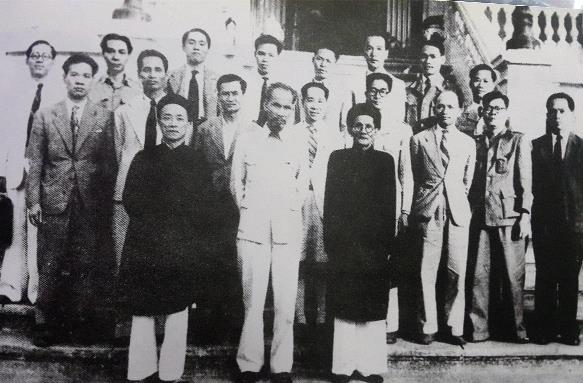 Chính phủ dân chủ cách mạng đầu tiên của nước Việt Nam Dân chủ Cộng hòa do Hồ Chí Minh làm Chủ tịch thành lập và ra mắt quốc dân.