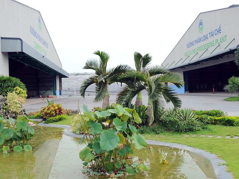 Xưởng phân loại tái chế và xưởng compost của Khu liên hợp Xử lý chất thải Đa Phước.