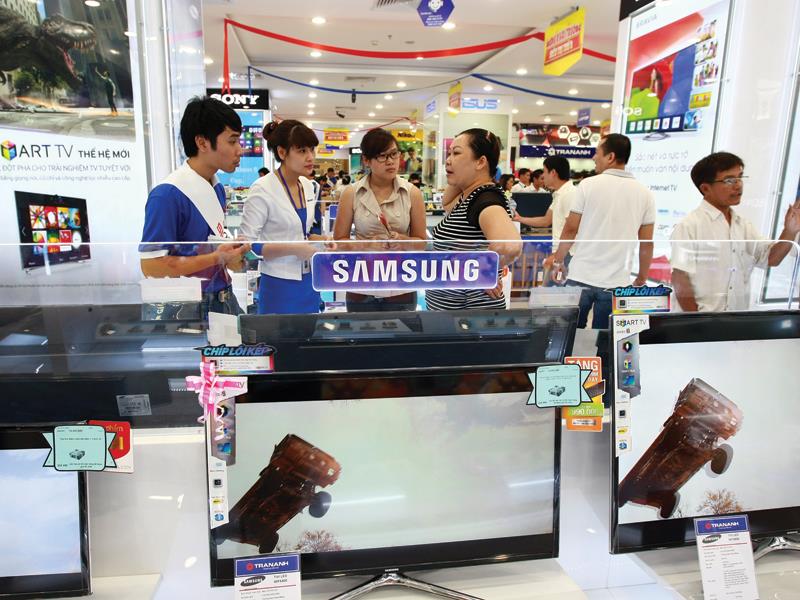 Tại các  cửa hàng bán đồ điện tử, nhu cầu khách tìm mua đầu thu kỹ thuật số tăng đột ngột. Ảnh: Đức Thanh