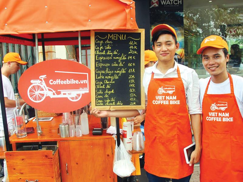 Sáng lập Coffee Bike Viet Nam Hoàng Tiễn (bên trái)