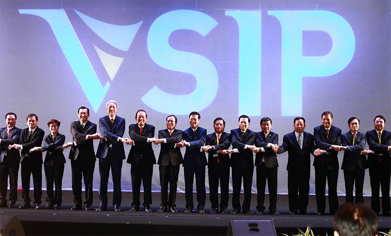 Đại diện lãnh đạo Chính phủ hai nước cùng lãnh đạo địa phương, Ban Giám đốc VSIP chúc mừng kỷ niệm 20 năm thành lập VSIP và ra mắt logo mới của VSIP.