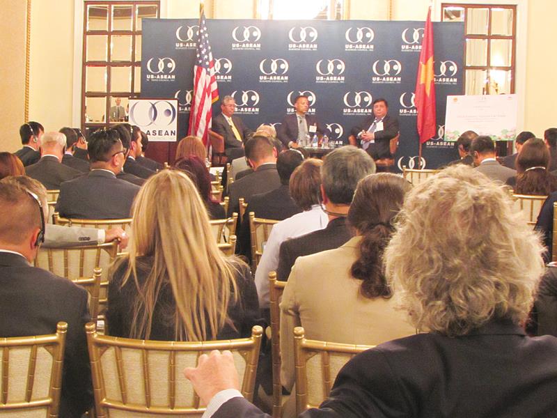 Hơn 100 nhà đầu tư đã tham dự Hội thảo Xúc tiến đầu tư Hoa Kỳ do Hội đồng Kinh doanh ASEAN - Hoa Kỳ, Đại sứ quán Việt Nam cùng Bộ Kế hoạch và Đầu tư tổ chức.