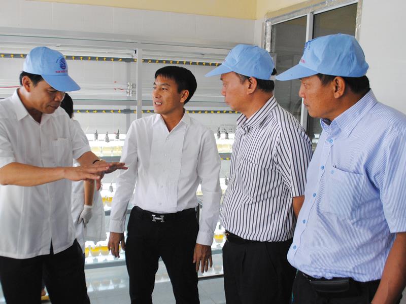 Lãnh đạo Bộ Nông nghiệp và Phát triển nông thôn thăm Trung tâm tảo tươi của Công ty Nam Miền Trung.