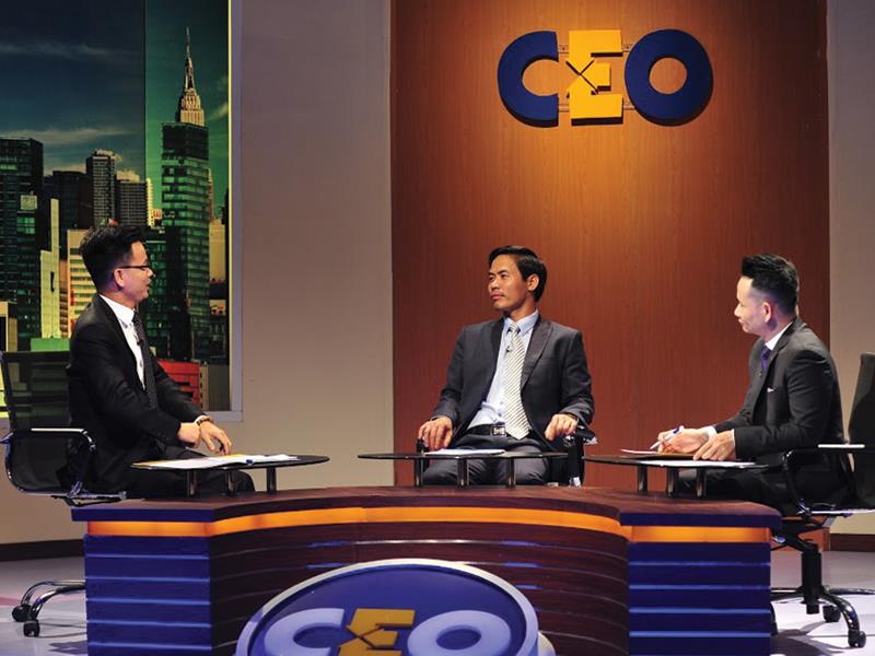 Ông Nguyễn Việt Cường, Chủ tịch kiêm Tổng giám đốc Tập đoàn Kosy (ngồi giữa) trong vai trò CEO của tình huống này.