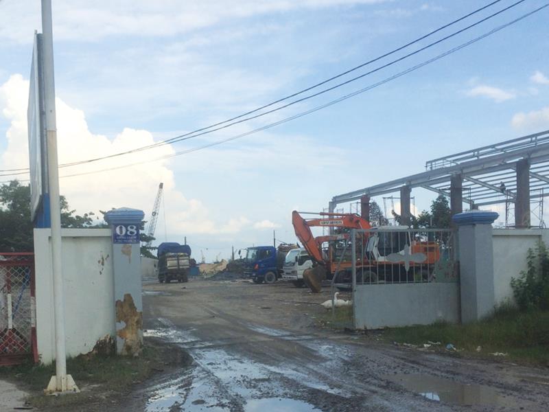 Trạm trung chuyển rác ở đường Đào Trí đang là nguồn phát tán mùi hôi cho khu vực quận 7. Ảnh: Võ Xuân