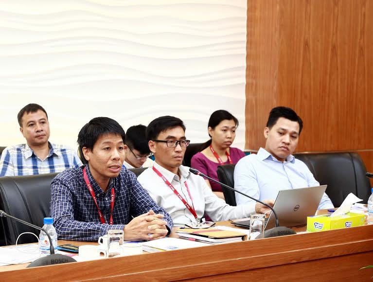 Ông Nguyễn Văn Mậu (bên trái) Phó tổng giám đốc PVS trả lời rất nhiều câu hỏi của các nhà đầu tư về chiến lược phát triển và những dự án sắp triển khai của công ty.